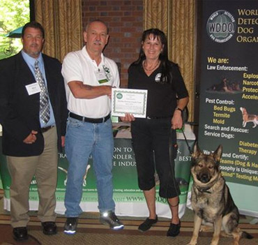 Image Sherri Hall Receiving Trainer Status World Detector Dogs Organization